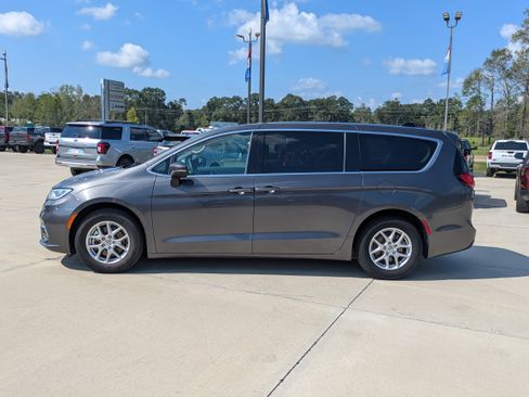 Used 2023 Chrysler Pacifica Touring-L FWD image 2