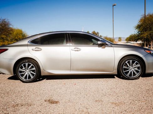 Used 2017 Lexus ES 300h w/ Luxury Package image 4