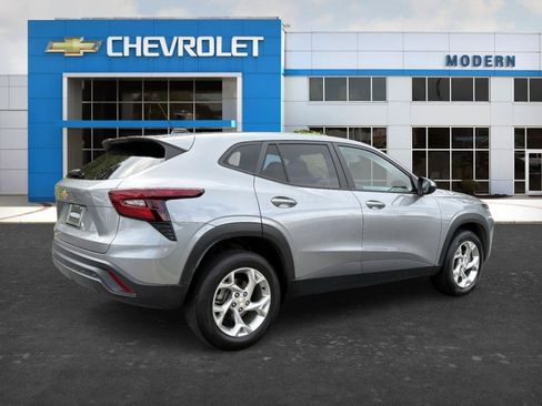 Used 2024 Chevrolet Trax LS w/ LS Convenience Package FWD image 5