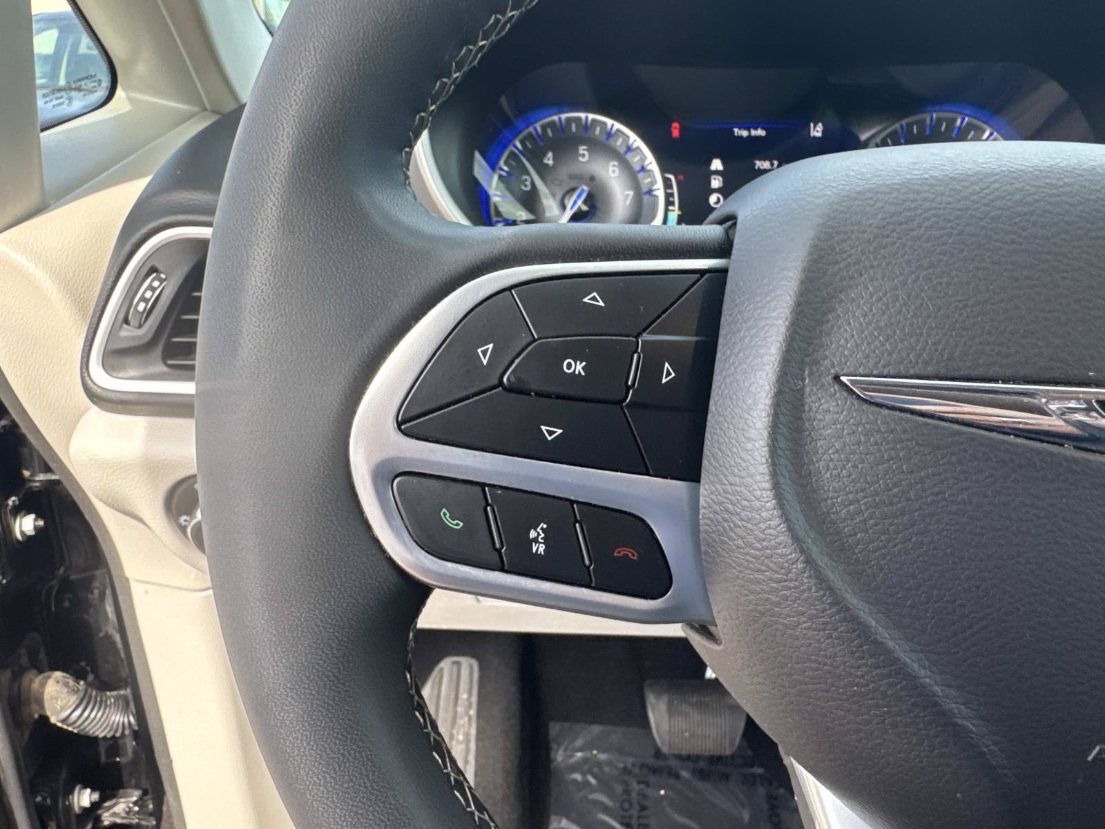 Used 2024 Chrysler Pacifica Touring-L FWD image 24