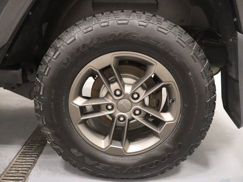 Used 2016 Jeep Wrangler Sahara image 22