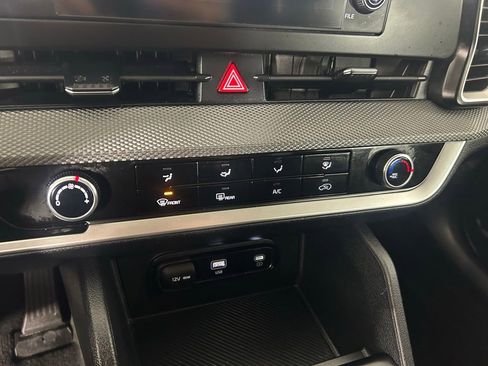 Used 2025 Kia Sportage LX image 9