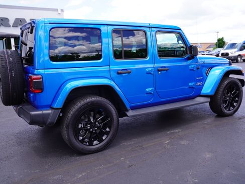 Used 2022 Jeep Wrangler Unlimited Sahara w/ Cold Weather Group AWD/4WD image 2