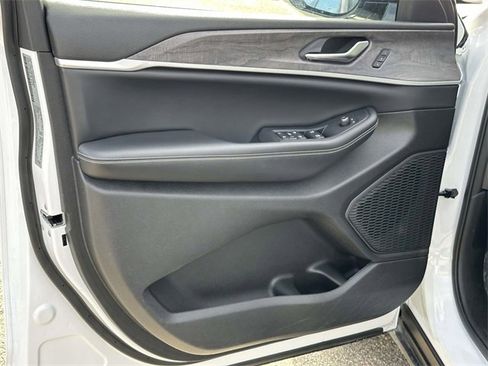 Certified 2023 Jeep Grand Cherokee Limited w/ Black Appearance Package image 13