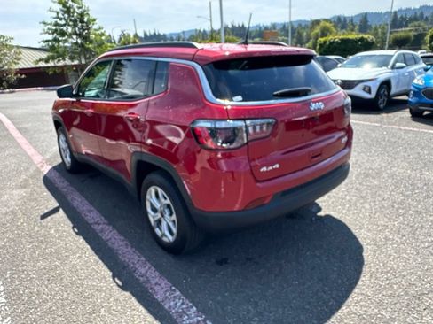 Used 2025 Jeep Compass Latitude AWD/4WD image 7