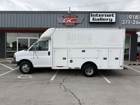 Used 2004 GMC Savana 3500 w/ Chrome Appearance Package image 1