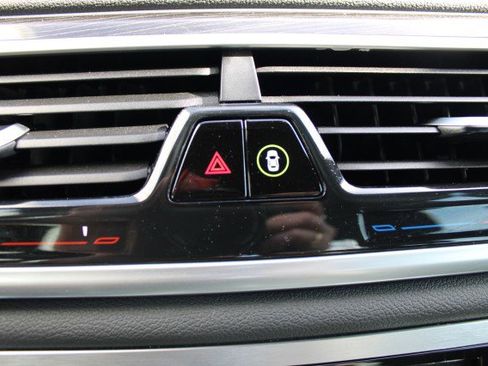 Used 2019 BMW 750i w/ M Sport Package image 36