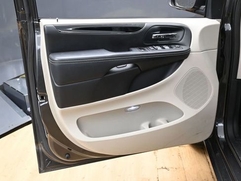 Used 2016 Dodge Grand Caravan SE FWD image 17