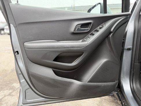Used 2019 Chevrolet Trax LT w/ LT Convenience Package image 12