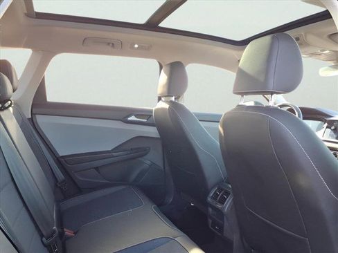 Certified 2024 Volkswagen Taos SE image 9