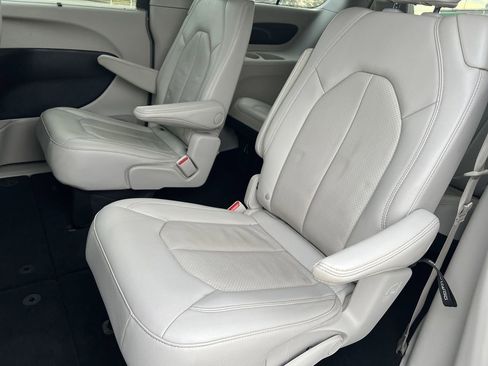 Used 2021 Chrysler Pacifica Touring-L image 24