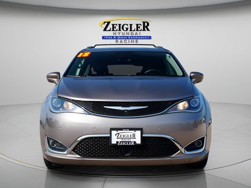 Used 2018 Chrysler Pacifica Touring-L w/ Advanced Safetytec Group FWD image 2