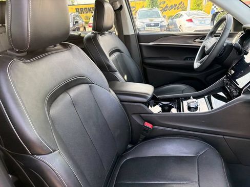 Used 2023 Jeep Grand Cherokee Limited w/ Luxury Tech Group II AWD/4WD image 25