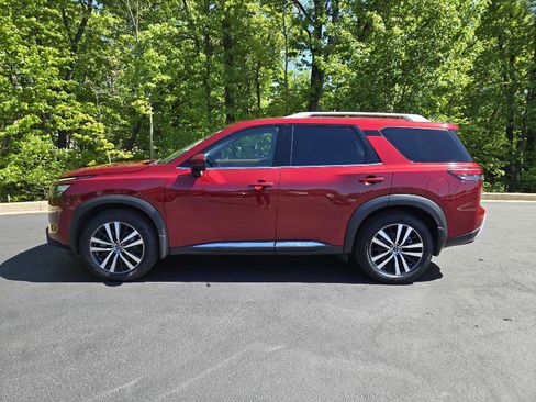 Used 2024 Nissan Pathfinder Platinum w/ Cargo Package AWD/4WD image 5