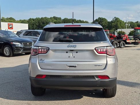Used 2018 Jeep Compass Latitude FWD image 4