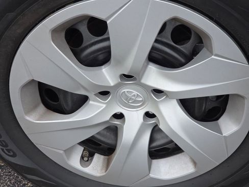 Used 2025 Toyota RAV4 LE AWD/4WD image 16