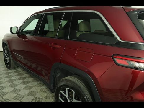 Used 2023 Jeep Grand Cherokee Limited AWD/4WD image 19