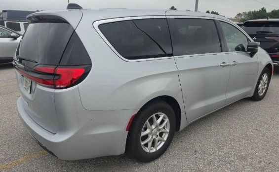 Used 2026 Chrysler Pacifica Select FWD image 2