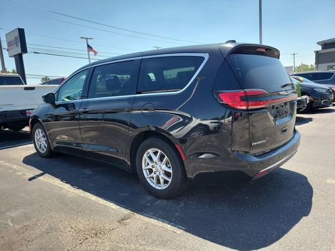 Used 2023 Chrysler Pacifica Touring-L FWD image 3
