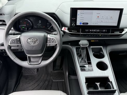 Used 2025 Toyota Sienna XLE w/ XLE Plus Package FWD image 11