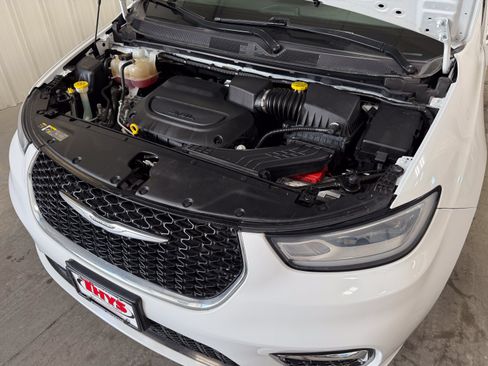 Used 2022 Chrysler Pacifica Touring-L FWD image 16