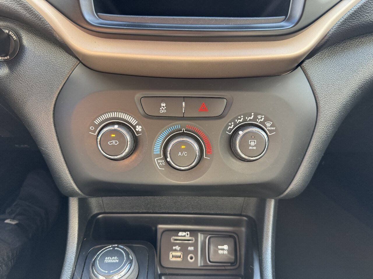Used 2015 Jeep Cherokee Sport AWD/4WD image 35