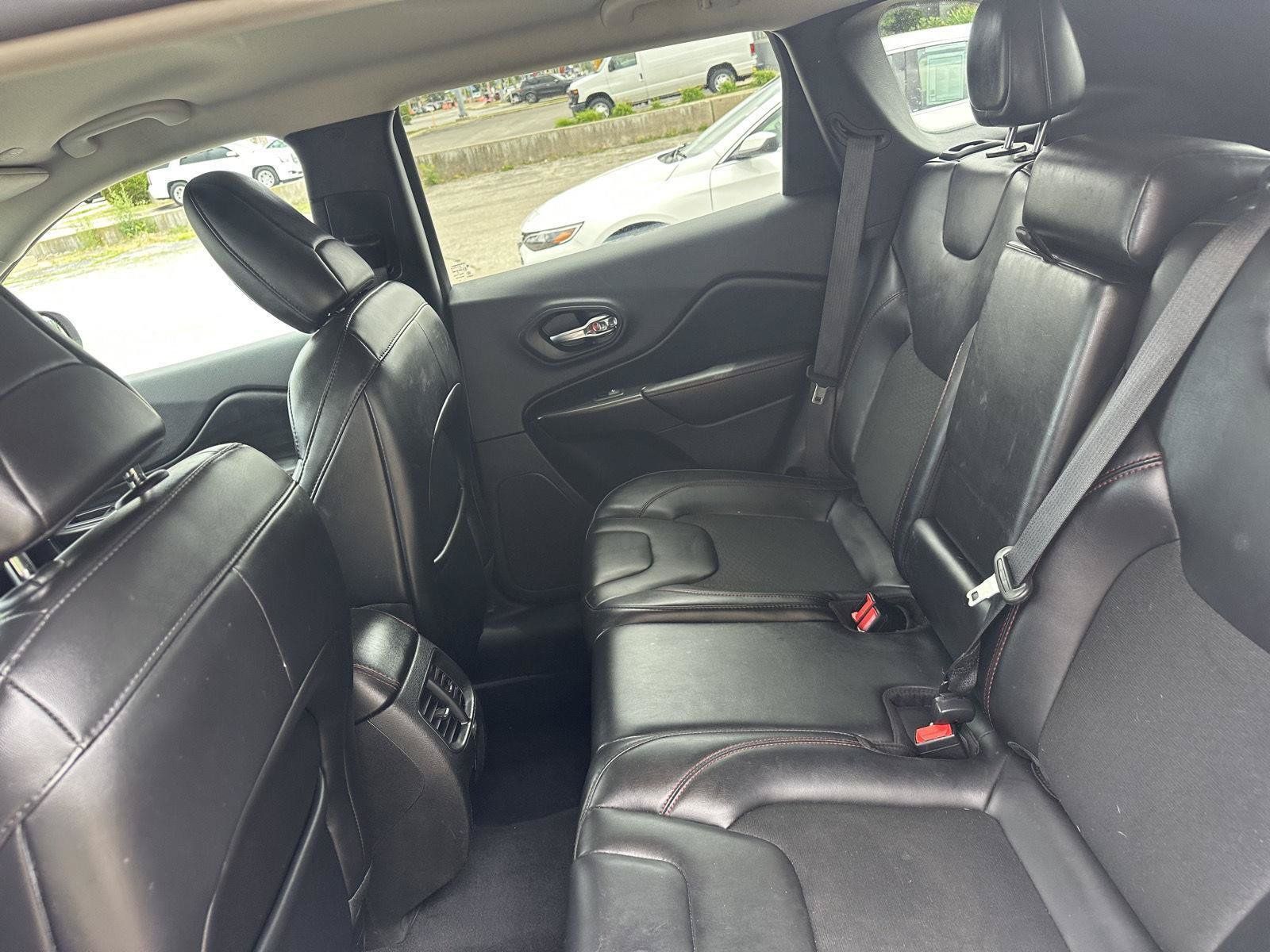 Used 2021 Jeep Cherokee Trailhawk w/ Comfort & Convenience Group AWD/4WD image 30