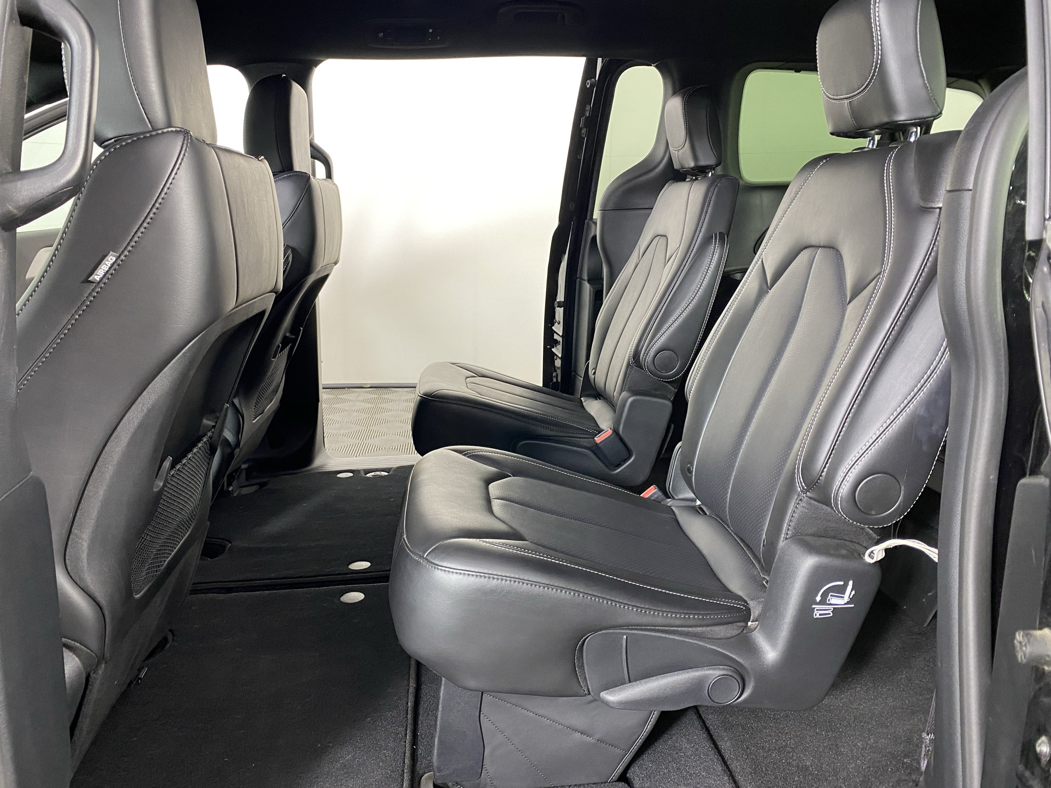 Used 2025 Chrysler Voyager LX FWD image 23