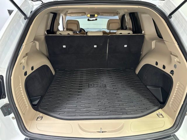 Used 2020 Jeep Grand Cherokee Laredo AWD/4WD image 25