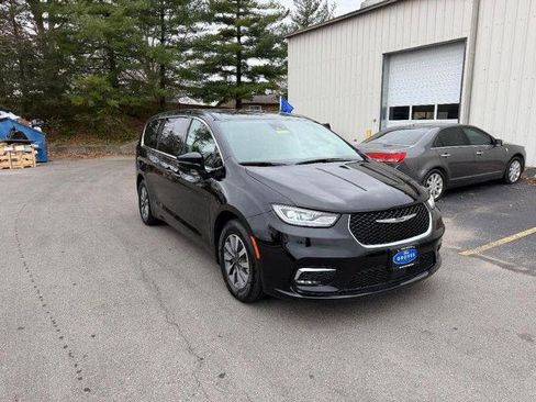 Used 2024 Chrysler Pacifica Select image 3