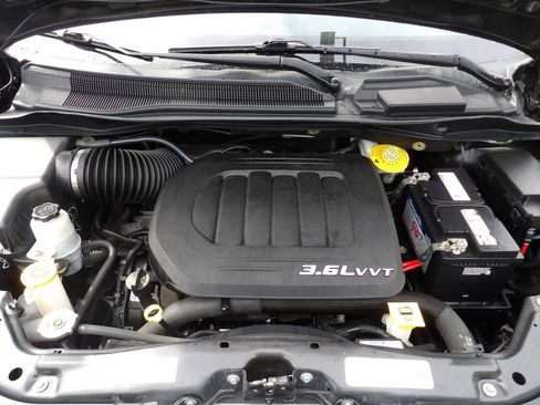 Used 2017 Dodge Grand Caravan SXT w/ Blacktop Package FWD image 27