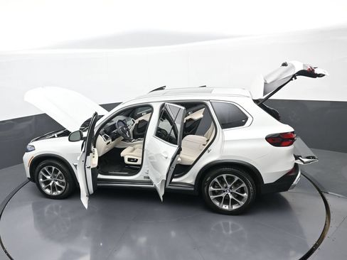 Used 2024 BMW X5 xDrive40i w/ Premium Package AWD/4WD image 44