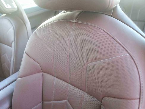 Used 2025 BMW 750e xDrive w/ Premium Package image 21