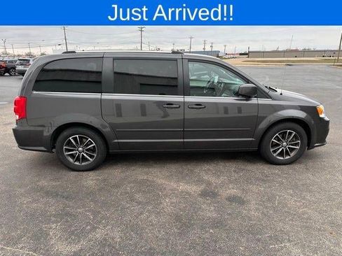 Used 2017 Dodge Grand Caravan SXT image 4