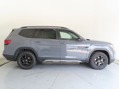 New 2025 Volkswagen Atlas Peak Edition SE image 2