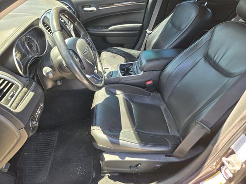 Used 2020 Chrysler 300 Limited RWD image 3