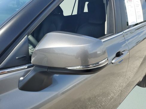 Used 2025 Toyota Highlander XLE FWD image 28