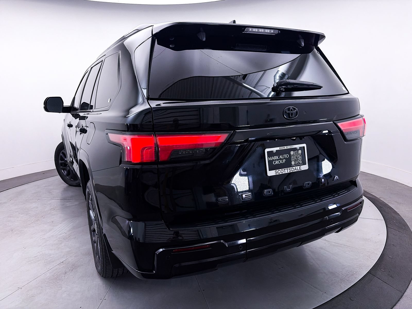 Used 2024 Toyota Sequoia Platinum AWD/4WD image 4