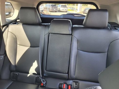 Used 2025 Toyota Corolla Cross XLE w/ Convenience Package FWD image 13