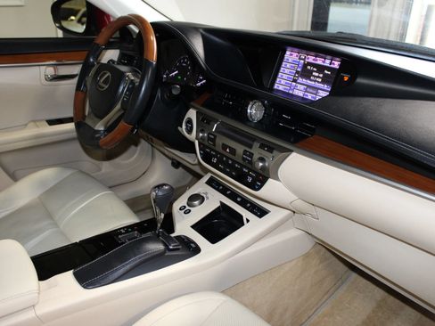 Used 2013 Lexus ES 300h w/ Luxury Pkg FWD image 30