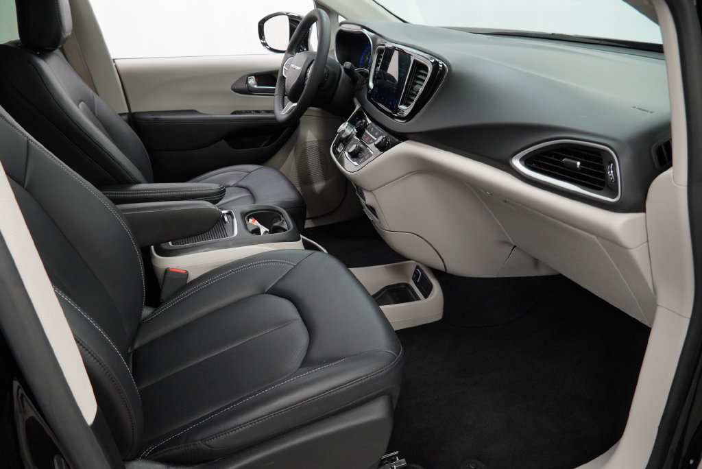 Certified 2024 Chrysler Pacifica Touring-L FWD image 48