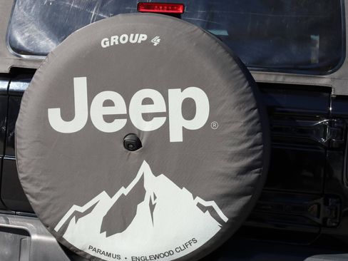 Used 2023 Jeep Wrangler Sport S image 16