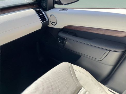 Used 2025 Land Rover Discovery S image 19