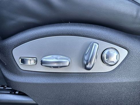 Certified 2025 Porsche Macan image 8