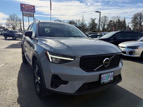 Used 2024 Volvo XC40 B5 Core image 10