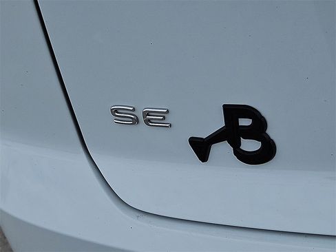 Used 2024 Volkswagen Atlas Cross Sport SE image 15