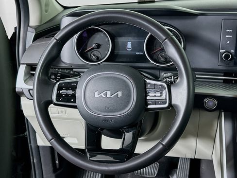 Used 2024 Kia Carnival LX image 18