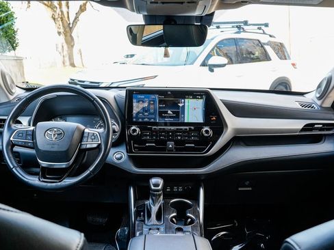 Used 2022 Toyota Highlander Platinum image 11