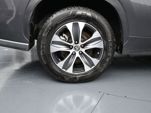 Used 2023 Toyota Highlander XLE image 9