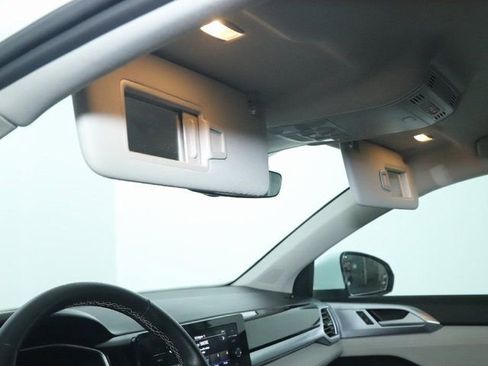 Used 2025 Volkswagen Taos SE FWD image 19